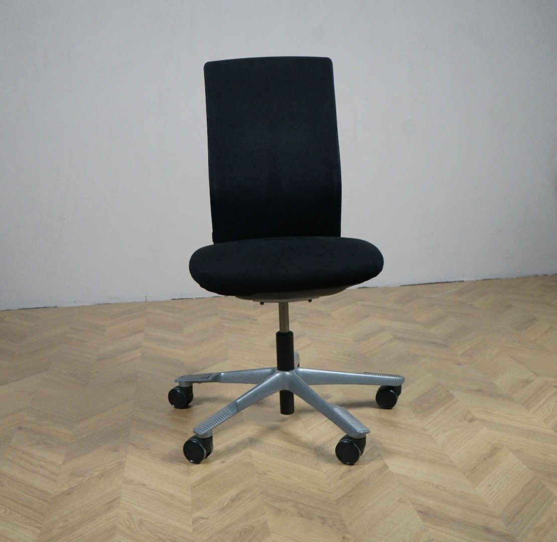 Håg Futu kontorstol i sort med gråt stel, set fra siden – uden armlæn og med slankt, ergonomisk design.